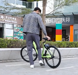 虽然骑自行车的好处多，但是作为户外运动，骑行时需要注意的事项也多